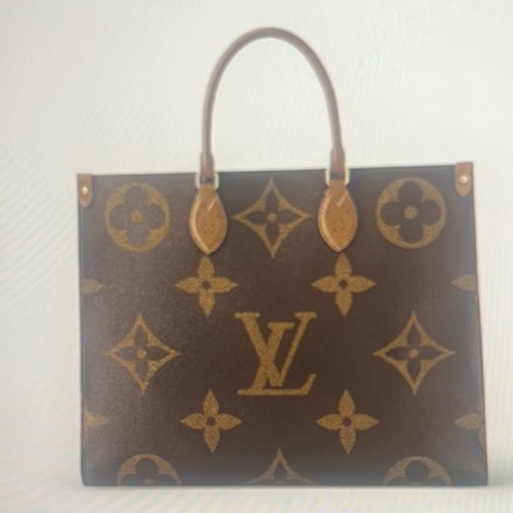 Monogram Giant canvas, the OnTheGo GM tote bag is as striking as it is practical